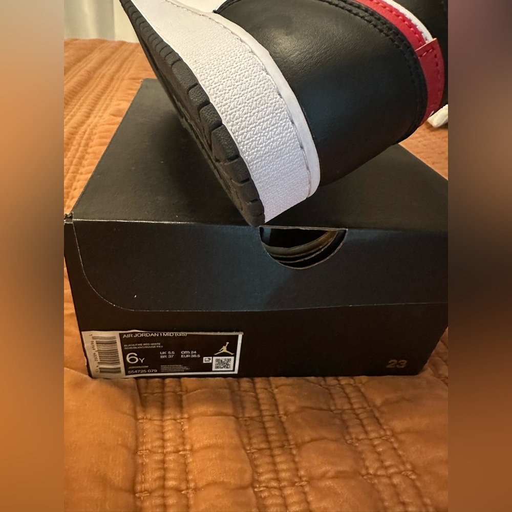 Jordan Air Jordan 1 Mid EUC - Picture 2 of 8
